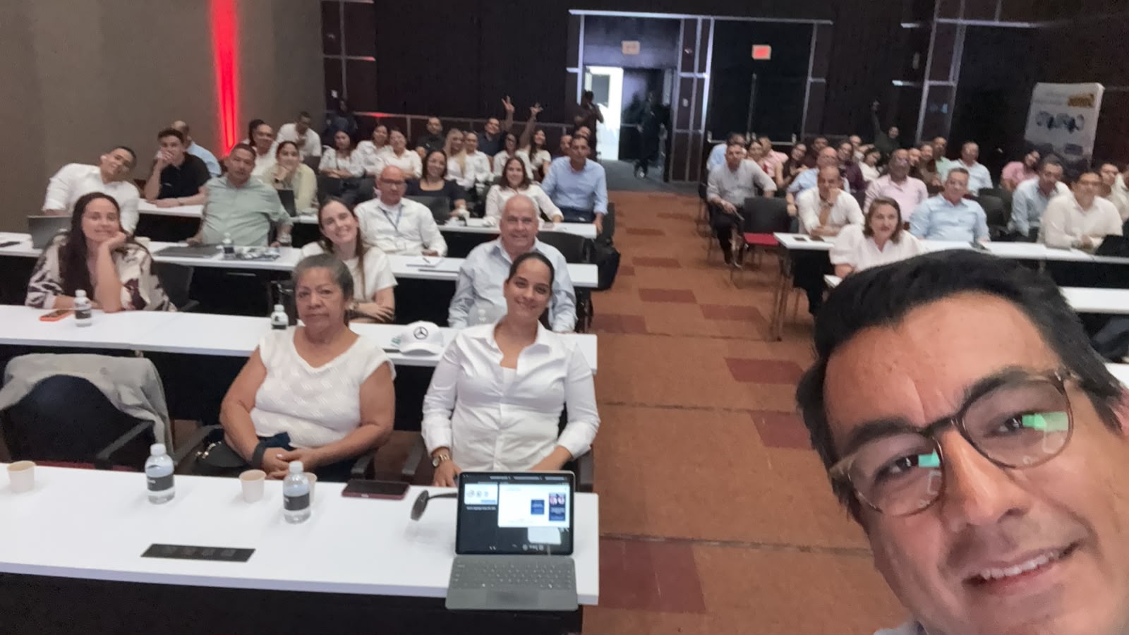 Juan Pablo Matiz junto a los asistentes de COLFECAR en tu Región en Cali