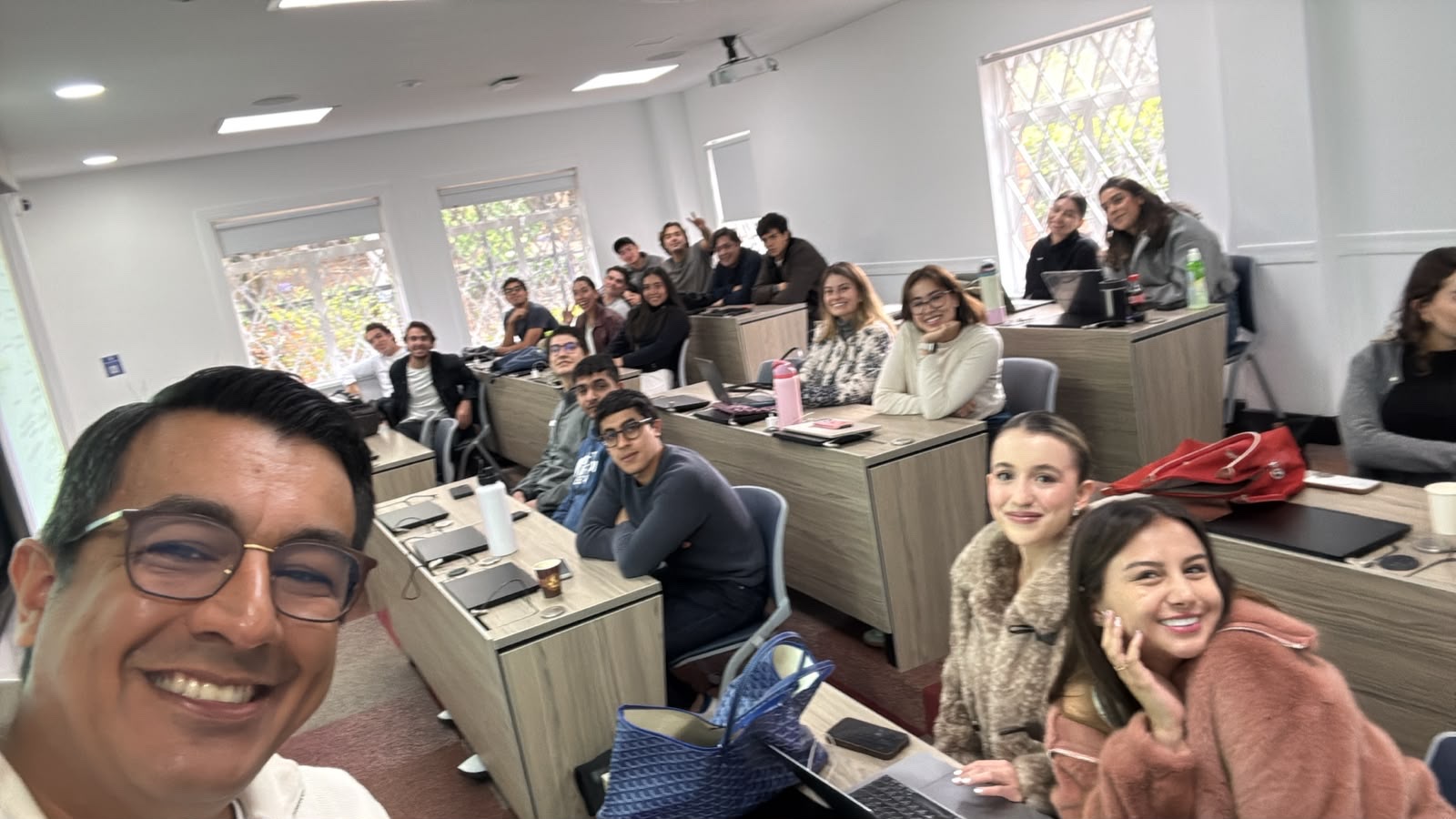 Juan Pablo Matiz con sus estudiantes durante la primera clase de Gerencia de Cadena de Suministro en el CESA