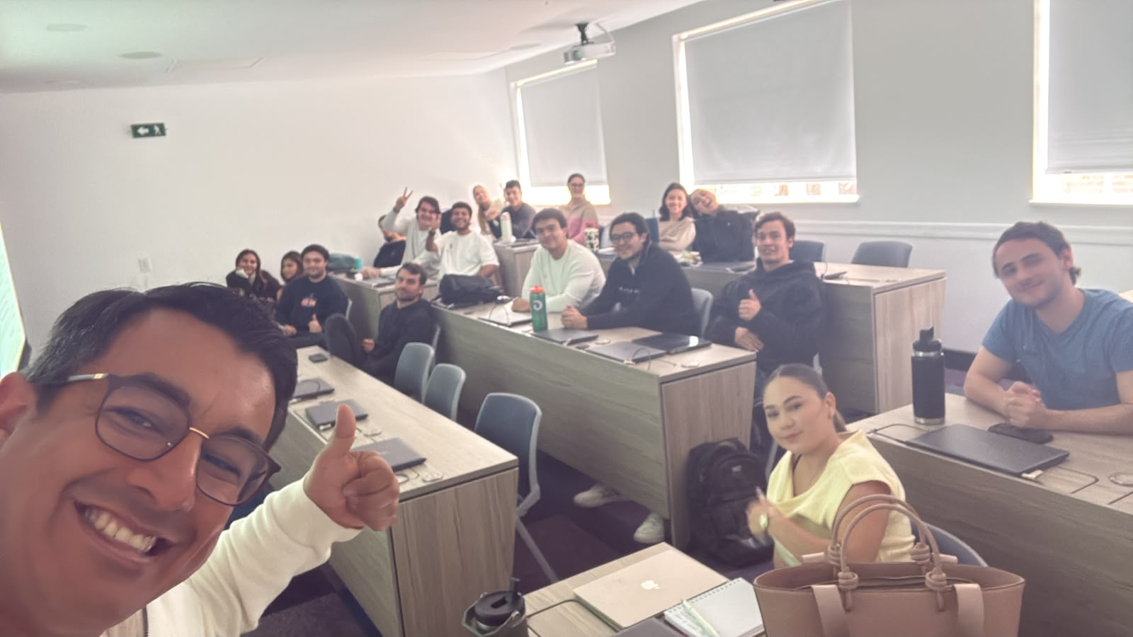 Juan Pablo Matiz con sus estudiantes durante la segunda clase de Gerencia de Logística en el CESA
